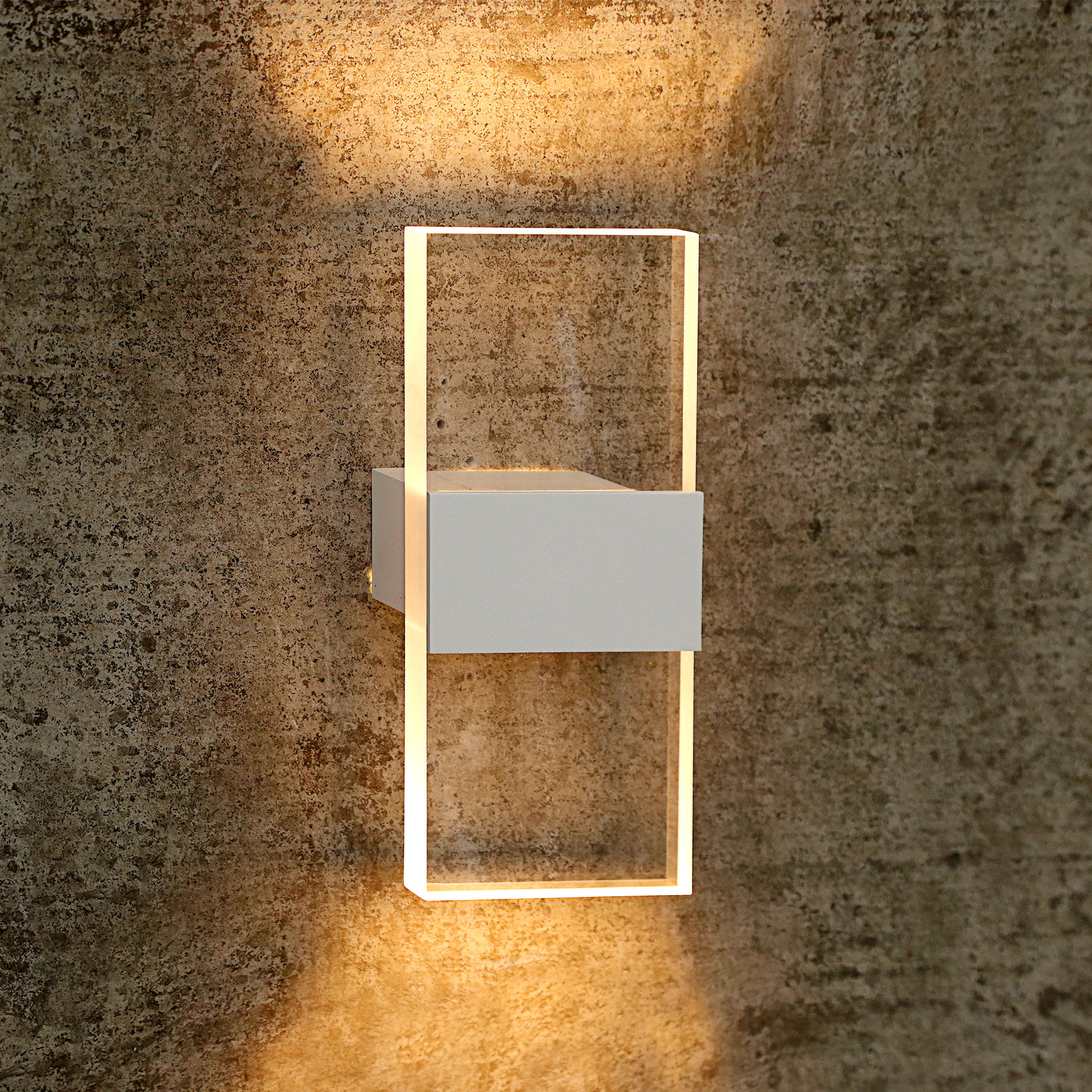 Arandela moderna de alumínio Giulia da Bella Itália instalada em parede, com design geométrico e iluminação suave, ideal para corredor, lavabo ou cabeceira de cama.